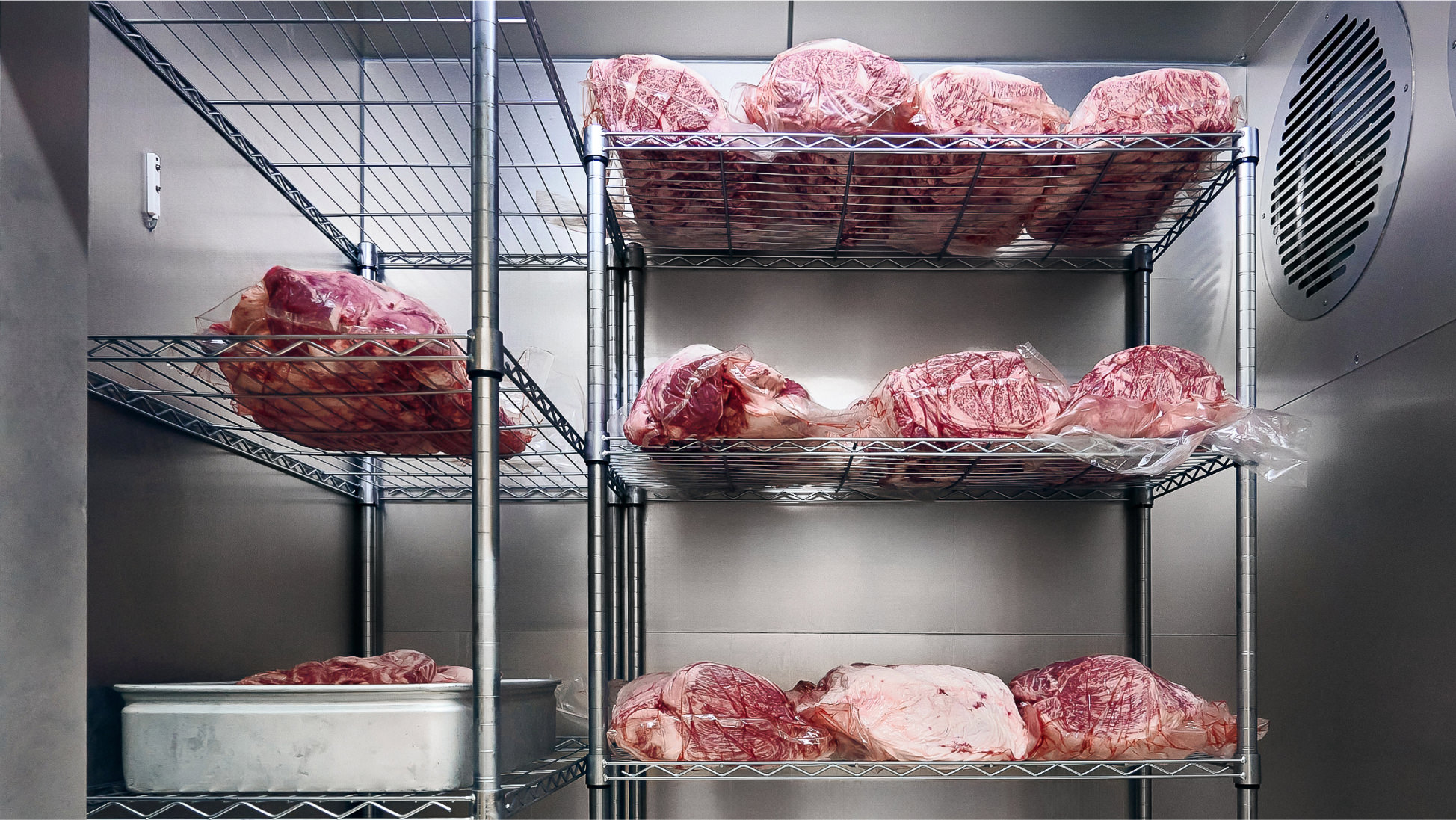 冷蔵庫で保管されている生肉